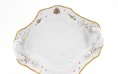 Meissen | LARGE PORCELAIN HANDLED BOWL WITH DECORATION FROM THE SWAN SERVICE