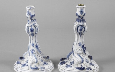 Meissen Paar Leuchter "Strohblumenmuster"unterglasurblaue Schwertermarken 1860-1924, 1. Wahl, Ritz-, Präge- und Pinselnummern, zweiteilig montiert, Barockform...