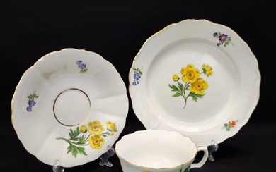 Meissen - Tea service (3) - 1 Teegedeck (Teetasse, Untertasse, Kuchenteller) Blumenmalerei mit Goldrand Neuer Ausschnitt - Porcelain