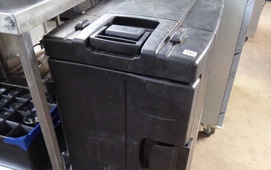 Mobile Rubbermaid thermal boxCondition Report There is no condition report...