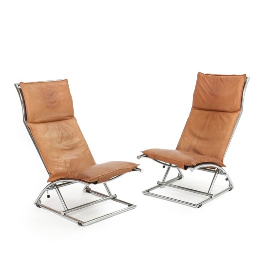 N. Eilersen: A pair of adjustable easy chairs with chromed frame. Upholstered with brown coloured leather. (2)
