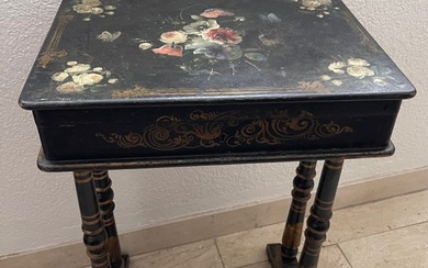 Naai- of werktafeltje - Table - Wood, patinated, with floral decoration