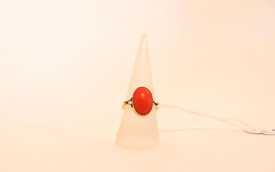 Oval ring in 18 karat yellow gold set with a coral cabochon, hallmark, t. 56, approx. 2 g.