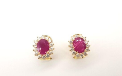 PAIR OF EARRINGS in gold 750 ‰ decorated with a ruby surrounded by white stones, PB 4.9 g
