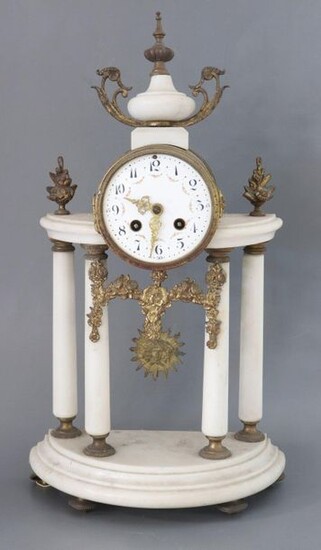 PORTAL HANGER in white marble surmounted by a cassolette, dial in white enamel and gilded bronze.
