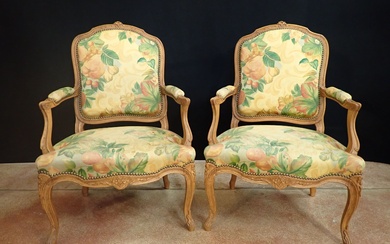 Paire de fauteuils à la Reine en bois mouluré et sculpté de fleurettes, garniture de...