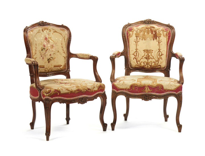 Par de "fauteuils" estilo Luís XV, em madeira entalhada....