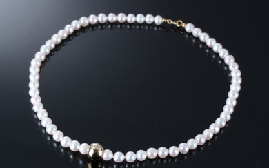 Pearl necklace with 'Imagine' decorative ball in 14 kt gold (2)