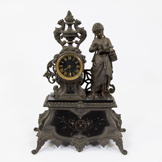 Pendule de cheminée française ancienne Louis Philippe décorée d'une liseuse, vers 1870 Antieke Franse Louis...