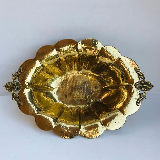 "Piece de Milieu" - lobed and hammered bowl on scroll feet - Rococo Style - Gilt Metal - Second half 19th century