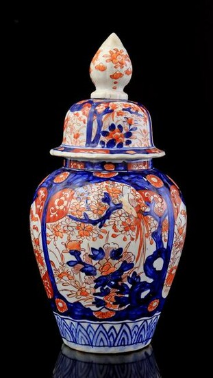 Porcelain Imari lidded vase