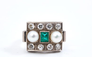 RING, 14k white gold, mid 20th century, 1 stair cut emerald, 2 cultured saltwater pearls, 8 diamonds with old cut, total approx. 0,80 ct.