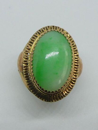 RING in 9 K yellow gold, the openwork frame, the oval bezel set with a jade cabochon. Gross weight 4,5 g TDD 52-53