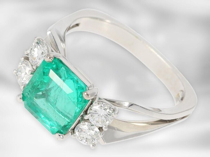 Ring: very fine emerald ring with diamonds, made by Hofjuwelier Roesner, total ca. 3,32ct, 18K white gold, handmade