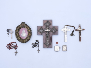 Several showcase items, 19th and 20th centuries.