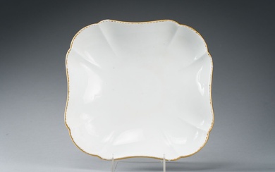 Sèvres, Petite jatte de forme carrée en porcelaine émaillée blanche, filets dorés et dents de...