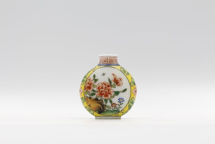 Snuff bottle - Enameled Glass - Flowers and Birds - Apocryphal Qianlong Reign Mark - China - Second half 20th century