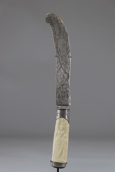 Somptueux couteau colonial africain lame gravée d'armes du Congo manche sculpté de personnages vers 1900...