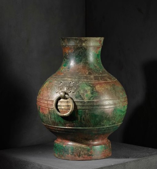Vase Hu Chine. Dynastie des Han Orientaux… Calendrier Art Précolombien - Art d’Asie - Nouvelle… Lot n° 193