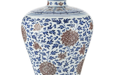 Vase meiping en porcelaine, Chine, probablement dynastie Qing, décor rouge et bleu, h. 34,5 cm