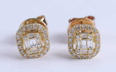 Venta. A pair of diamond earrings in 14 kt. gold, 0.40 ct. (2)
