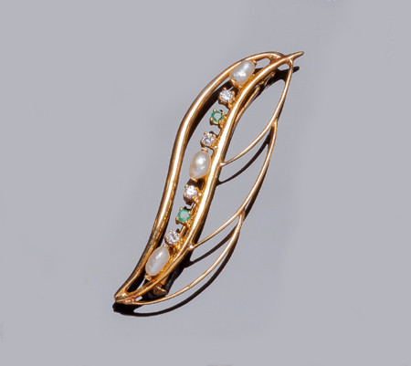 Vintage yellow gold pin with openwork leaf motif...