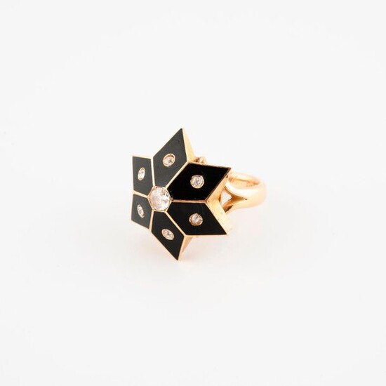 Yellow gold ring (750) with a star-shaped plateau,...