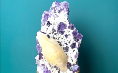very beautiful amethyst with calcite point on foot Crystals - Height: 31 cm - Width: 12 cm- 2874 g