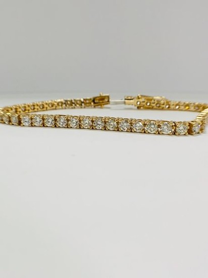 14ct Yellow Gold Diamond tennis bracelet featuring, 47...
