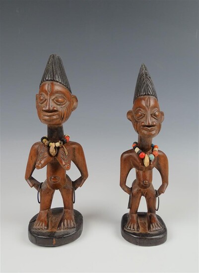 (-), 2 Afrikaans houten sculpturen van echtpaar, versierd...