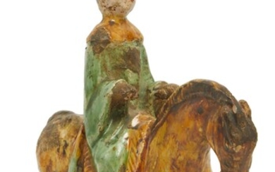 94 Femme à cheval Sculpture en céramique émaillée Style Ming fin XIXème 23x21x8 cm