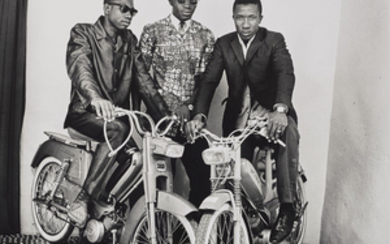 MALICK SIDIBE (NÉ EN 1935), Les trois amis, avec moto, studio, 1975