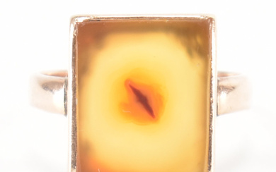 9CT GOLD & AGATE PLAQUE RING