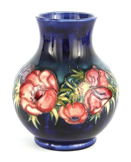 A 1930S/40S MOORCROFT BULBOUS VASE WITH FLARED NEC