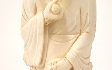 A 19TH CENTURY CHINESE CARVED IVORY FIGURE