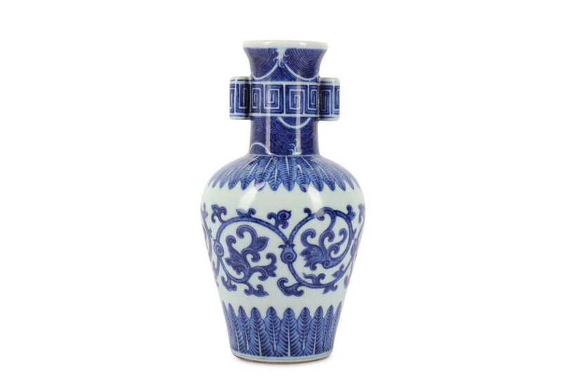 A CHINESE BLUE AND WHITE ARROW VASE.