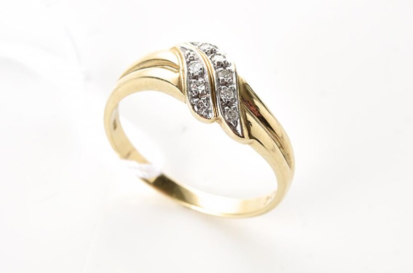 A DIAMOND DRESS RING IN 9CT GOLD, SIZE N, 2.3GMS