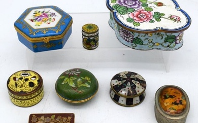 A French Le Tallac Sevres style Porcelain pill box together with a collection of small boxes, Cloiso