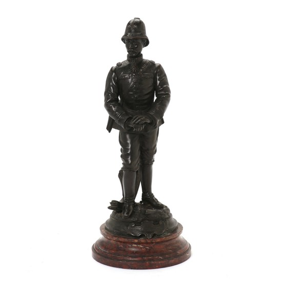A French officer, patinated bronze, in a cartouche “En Campagne!”. Reddish marble base. H. 38/43 cm.