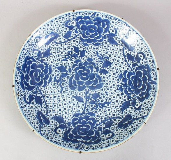 A LARGE 19TH CENTURY CHINESE BLUE & WHITE PORCELAIN