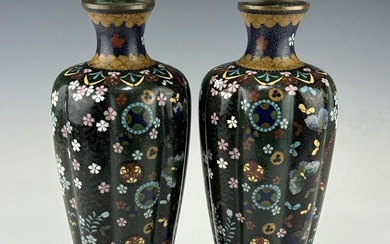 A PAIR OF ANTIQUE JAPANESE CLOISONNE FLUTED VASES, LATE EDO OR EARLY MEIJI PERIOD