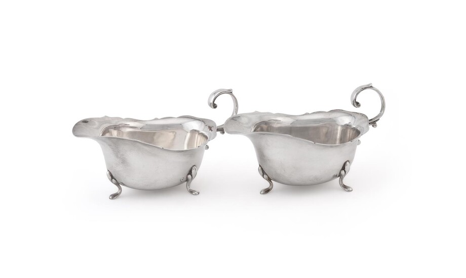 A PAIR OF SILVER SHAPED OVAL SAUCE BOATS, WILLIAM SUCKLING LTD.