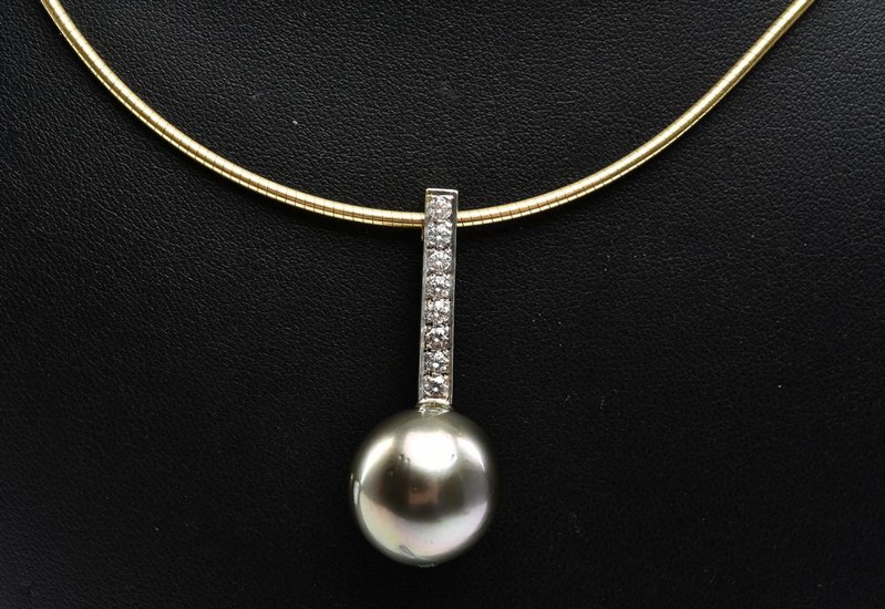 A TAHITIAN PEARL AND DIAMOND PENDANT ON OMEGA COLLAR IN 18CT GOLD