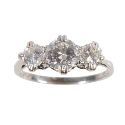 A THREE STONE DIAMOND RING three brilliant-cut diamonds, c.1...
