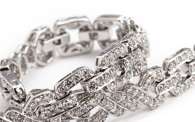 A diamond bracelet set with numerous brilliant-cut diamonds weighing a total of app. 2.80 ct., mounted in 18k white gold. H-I/VS-SI. L. app. 18 cm.