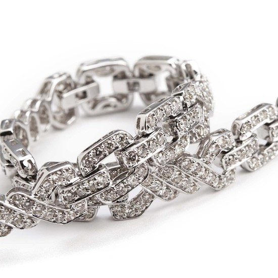 A diamond bracelet set with numerous brilliant-cut diamonds weighing a total of app. 2.80 ct., mounted in 18k white gold. H-I/VS-SI. L. app. 18 cm.