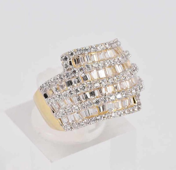 AN 18ct YELLOW GOLD AND DIAMOND DRESS RING