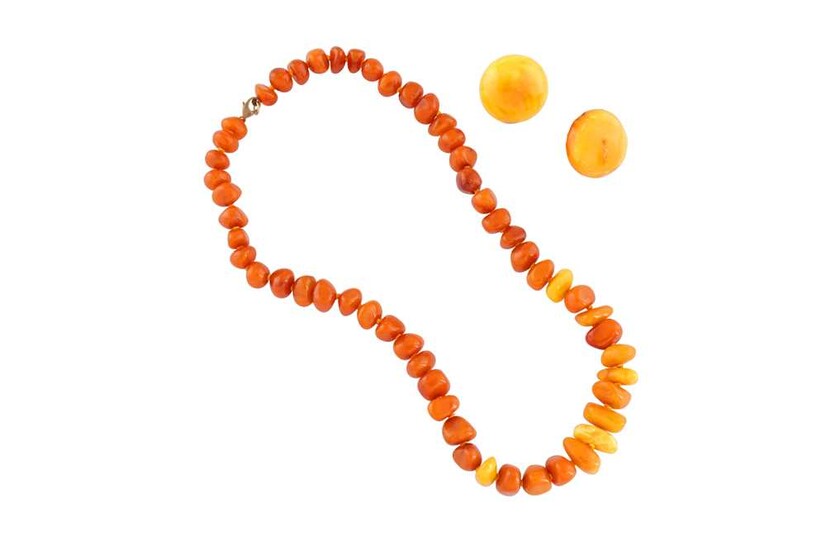 AN AMBER NECKLACE AND EARRINGS