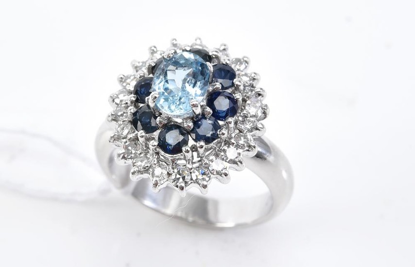 AN AQUAMARINE, SAPPHIRE AND DIAMOND CLUSTER RING IN 18CT WHITE GOLD