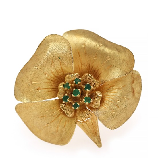 An emerald brooch set with seven circular-cut emeralds, mounted in 18k gold. Diam. 4 cm. Weight app. 11.5 g.